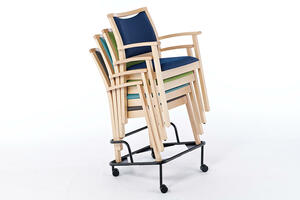 Mithilfe des Transportwagen können gestapelte Stühle einfach transportiert werden